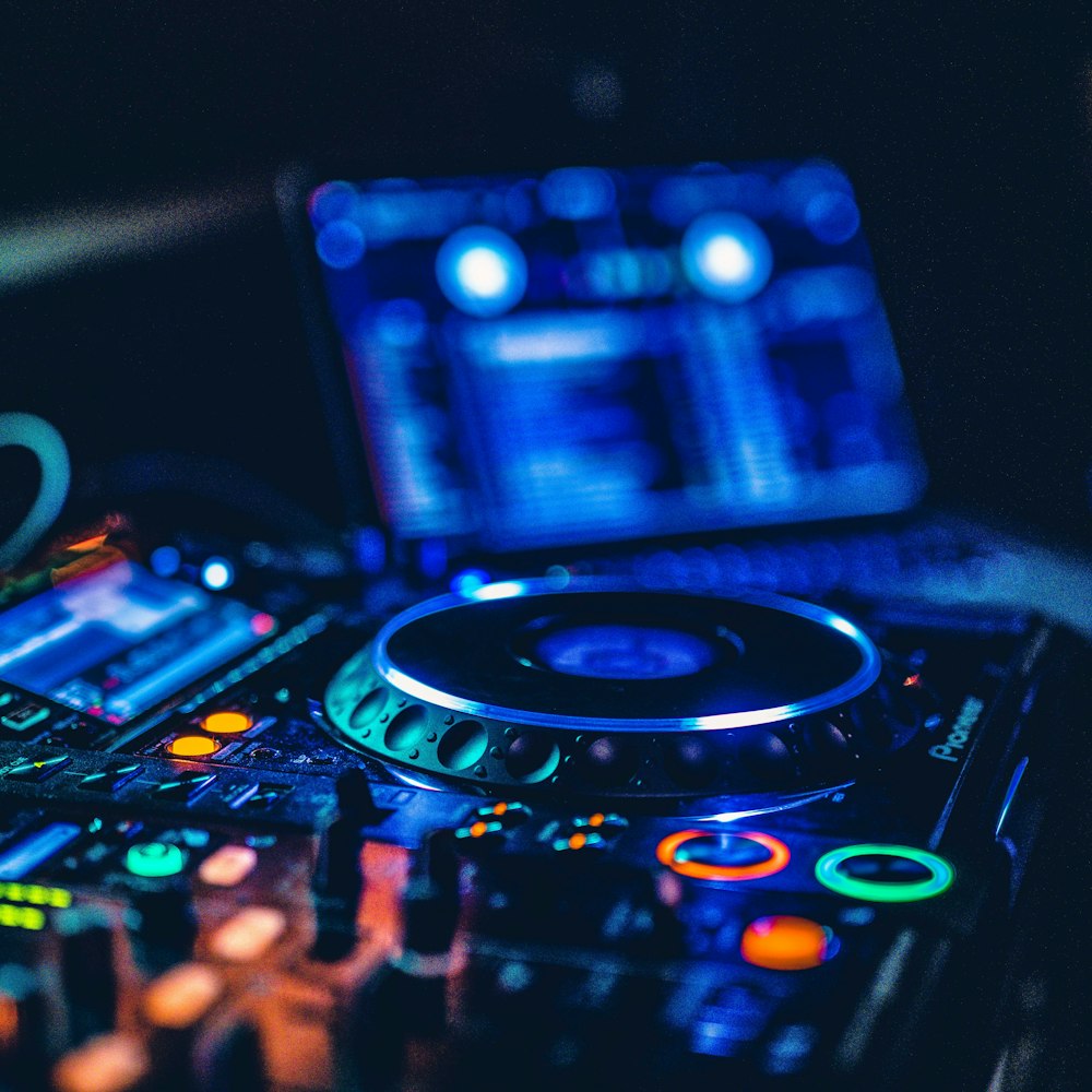 Işıklı DJ mikseri