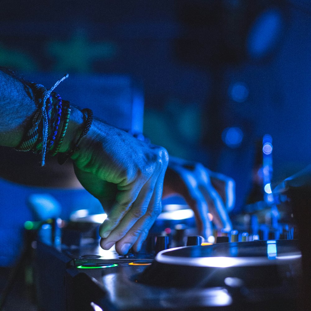 DJ kontrol ünitesi kullanımı