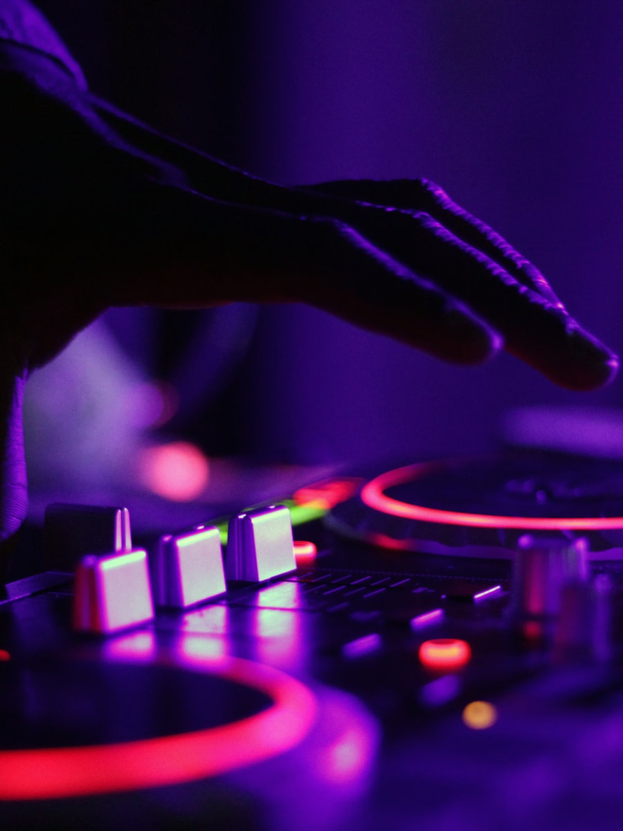 Sahnede DJ performansı